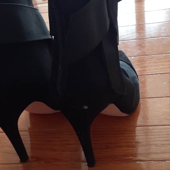 🥳🥳SOLD🥳🥳Cute black Booties w/ribbon detail. - Picture 5 of 5